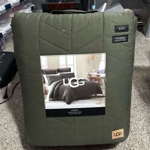 UGG DAWN KING QUILT SET IN MOSS, NEW.
1 quilt and 2 sham, very soft 
Color Moss